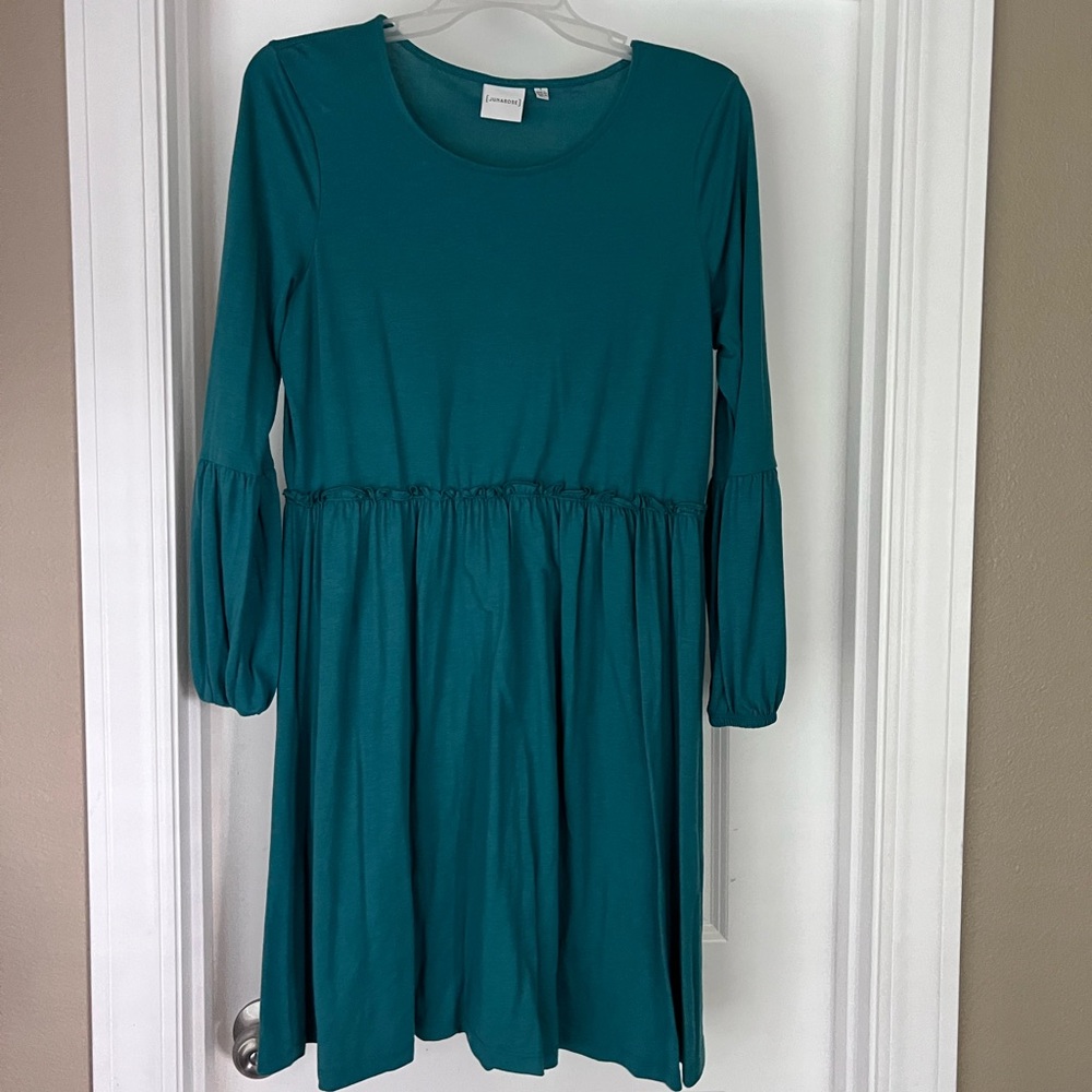 Knee length green dress long sleeve. Size 14/16